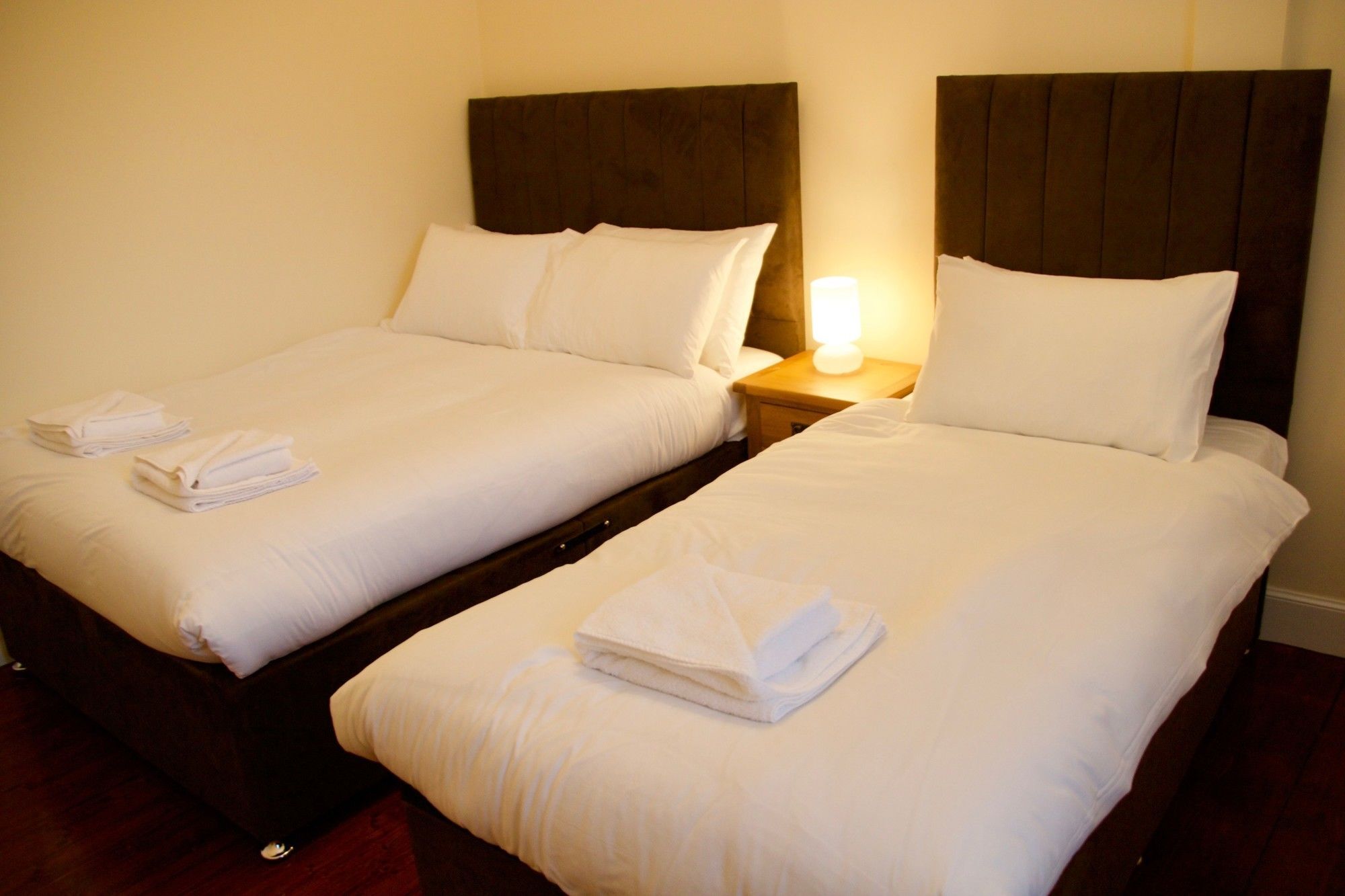 2 Bedroom Flat Off Leith Walk Accommodates 7 エディンバラ エクステリア 写真