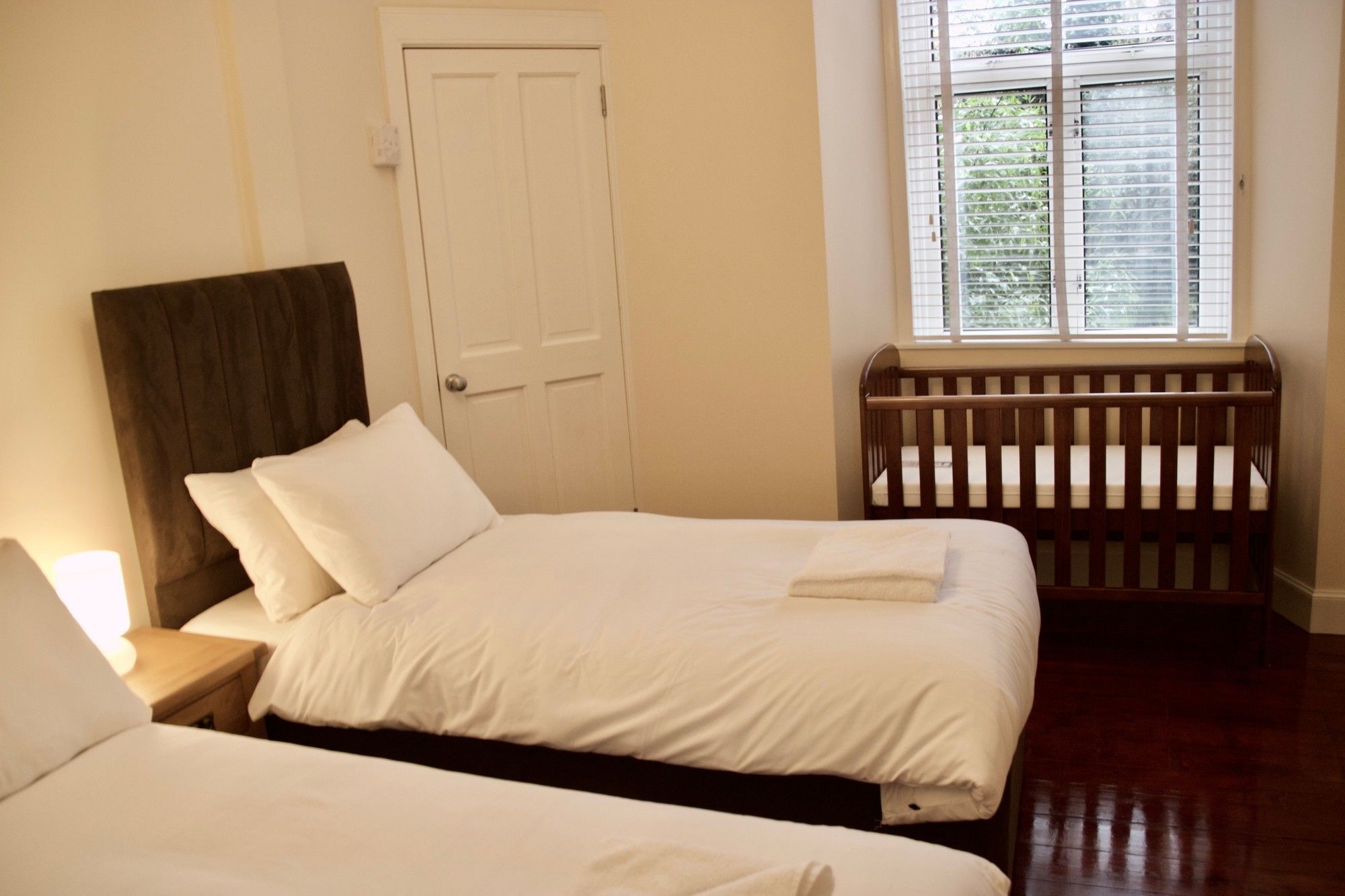 2 Bedroom Flat Off Leith Walk Accommodates 7 エディンバラ エクステリア 写真